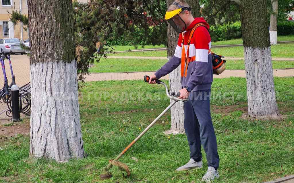 В Брянске идёт сезонный покос травы и ремонт дорог