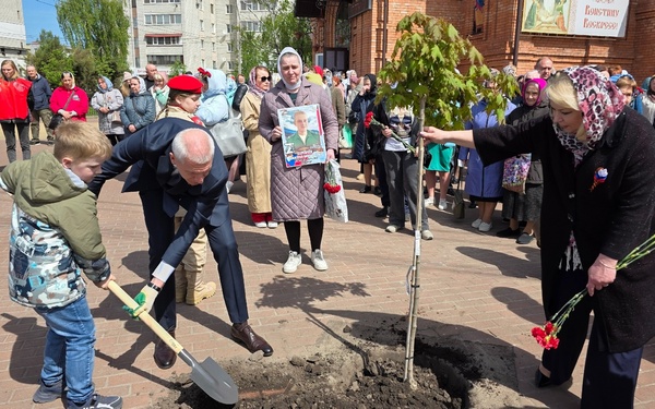 На территории Брянского храма во имя Великомученика и Победоносца Георгия торжественно высадили клёны на Аллее памяти в честь погибших воинов