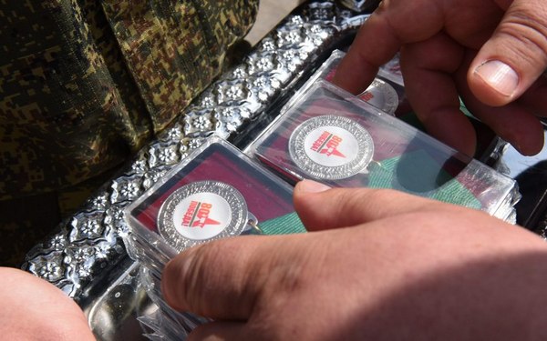 Брянские участники торжественного парада в честь Великой Победы награждены памятными медалями