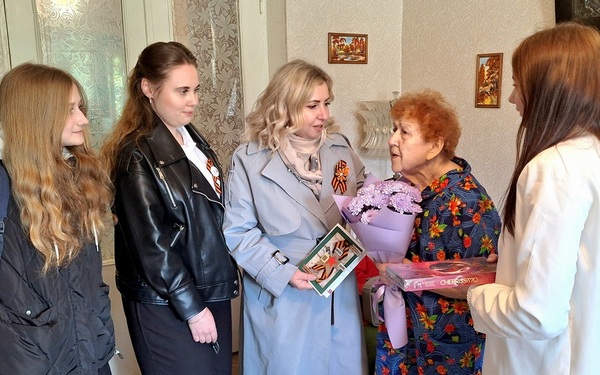 Инна Мухина и ребята из «Движения первых» Брянщины посетили участника Великой Отечественной войны