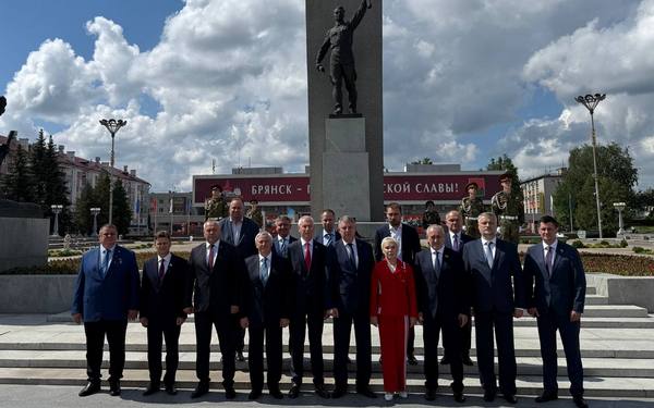 В Брянске делегация Госдумы почтила память героев Великой Отечественной войны