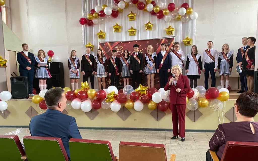 В брянской школе №66 прозвенел последний звонок для 16 выпускников