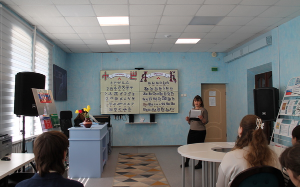 В Карачевской районной библиотеке для школьников прошел историко-православный час «Лишь слову жизнь дана»