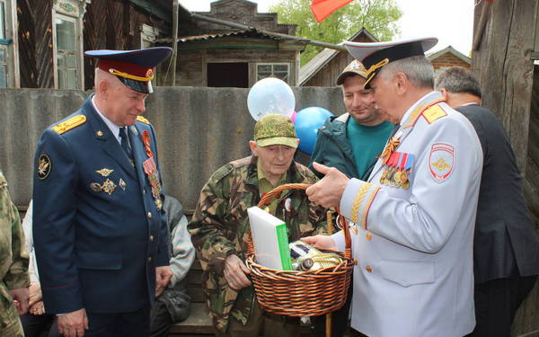 В Стародубском округе торжественно поздравили с 80-летием Победы единственного ветерана Великой Отечественной войны