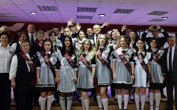 Председатель Брянской Облдумы побывал на празднике последнего звонка в гимназии № 1 Брянского района