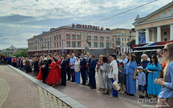 В Брянске любители поэзии собрались на поэтический митинг у памятника Ф. И. Тютчеву