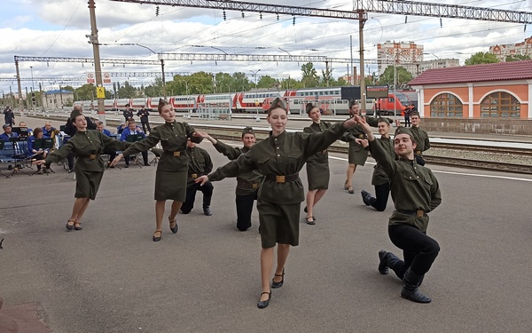 Жители Брянска присоединились к всероссийской акции «Вальс Победы»  
