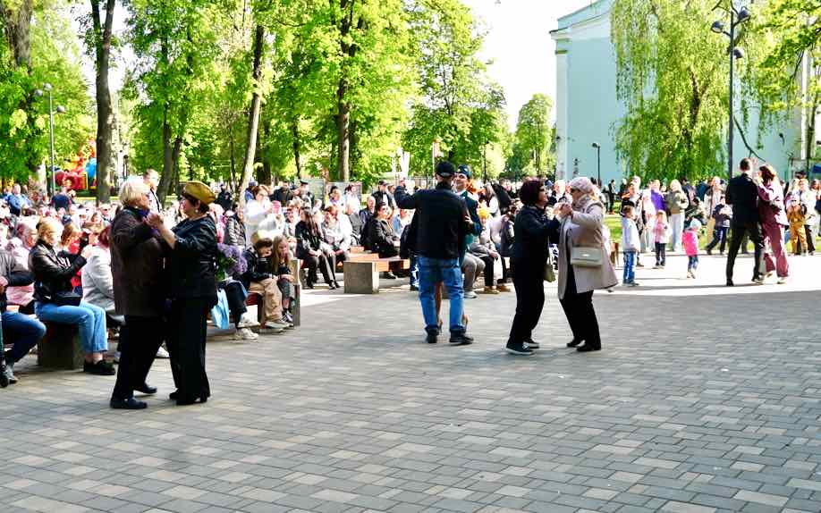 Брянцы станцевали вальс под военные мелодии в День Победы