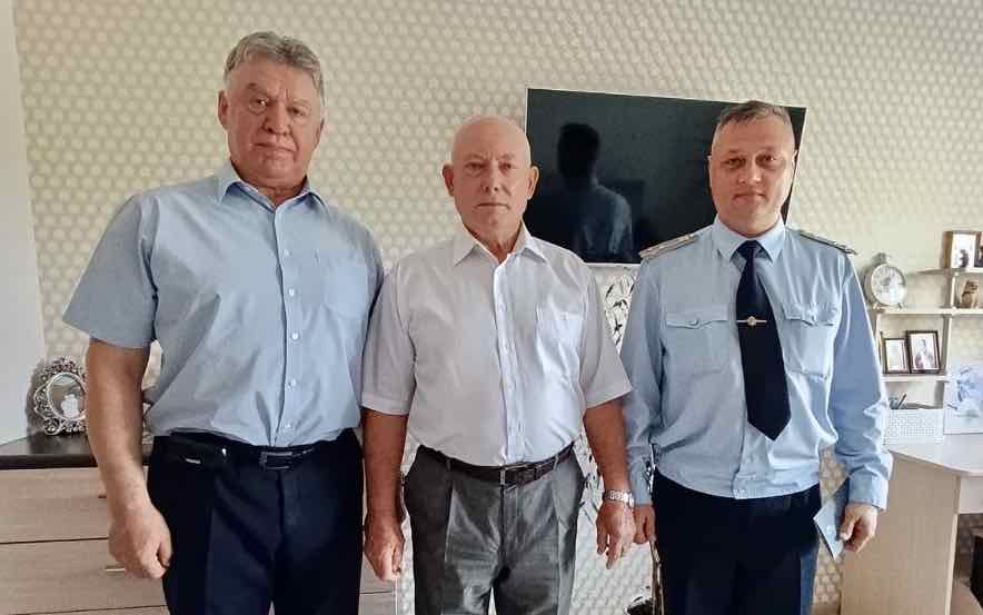 В Брянске сотрудники полиции поздравили ветерана ОВД с праздником, посвященным Дню образования российской полиции