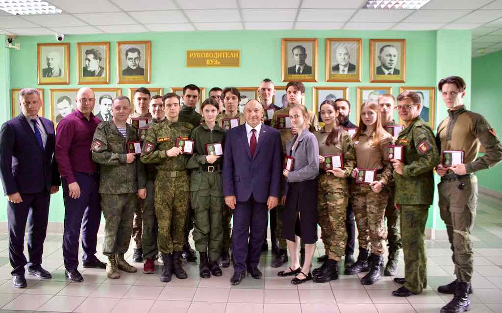 В БГТУ награждили преподавателей и студентов Центра по взаимодействию с научными ротами