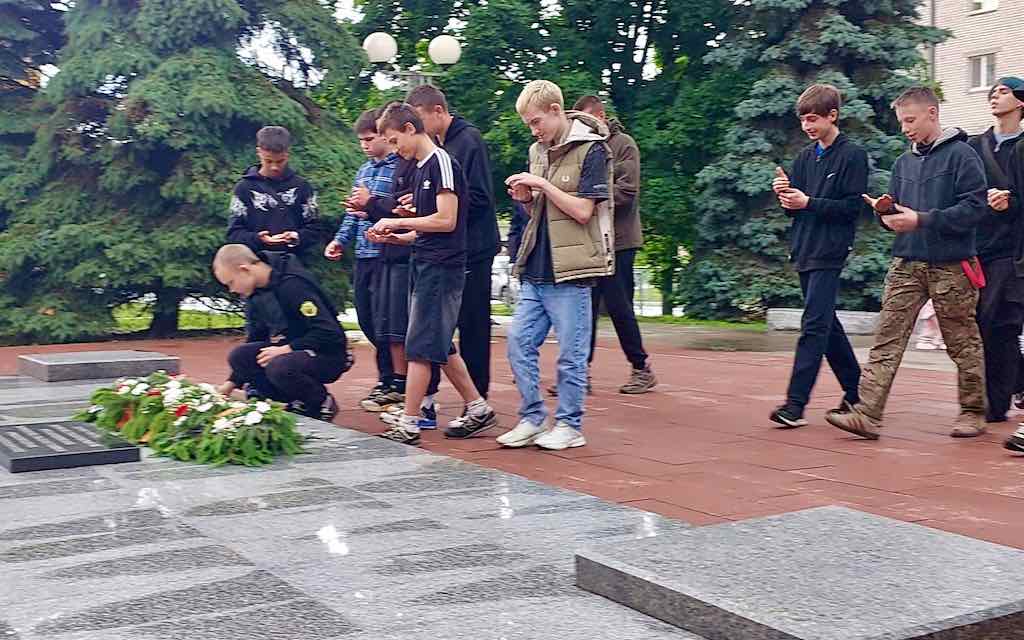 Подростки и наставники из транспортной полиции присоединились к акции «Свеча Памяти» в Брянске