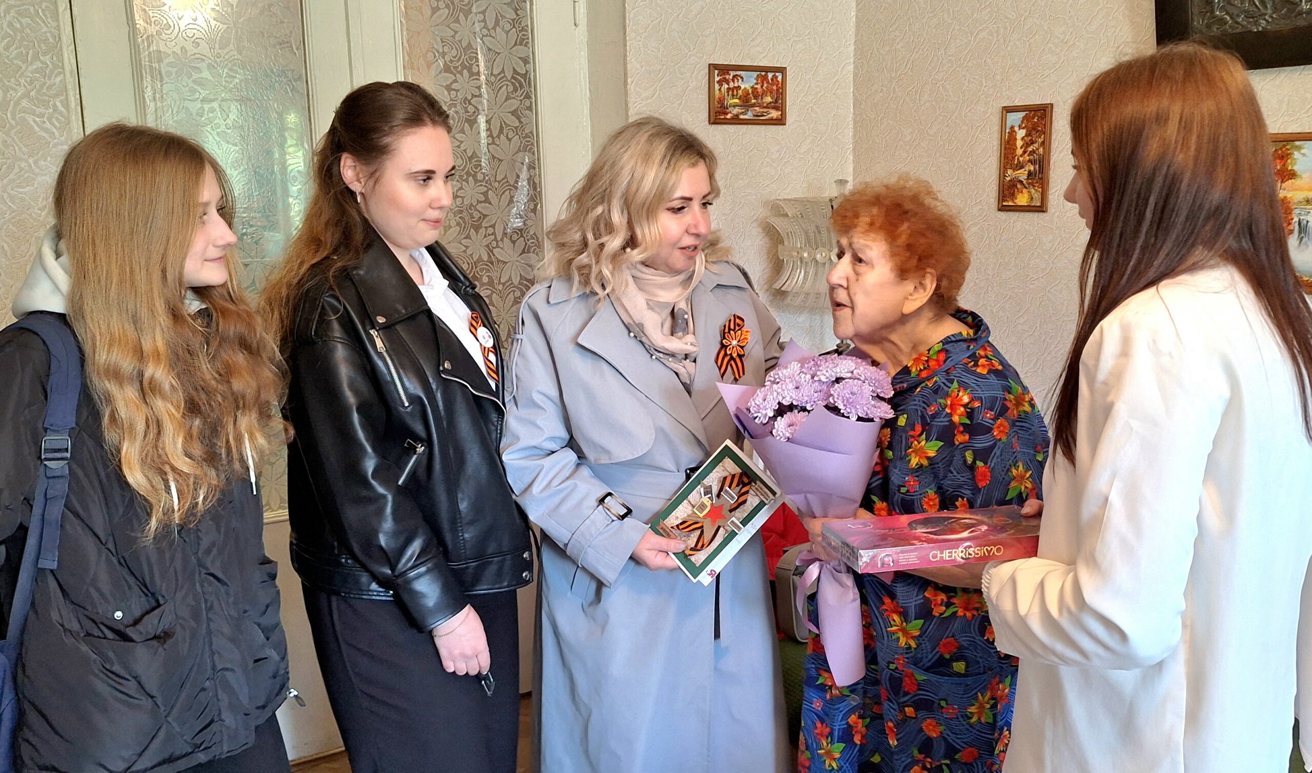 Инна Мухина вместе с членами Детского Общественного совета посещают ветеранов Великой Отечественной войны