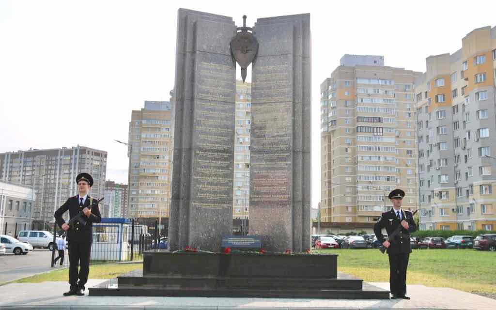 В Брянске сотрудники полиции и общественники почтили память погибших сотрудников ОВД