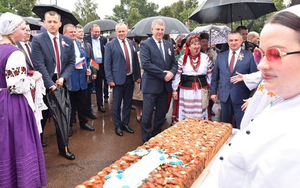 Делегацию Брянской области встретили 80-метровым славянским пирогом