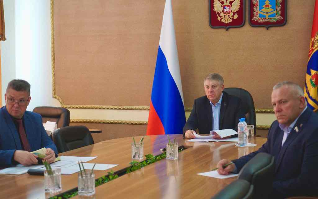 Александр Богомаз обсудил с министром обороны разминирование приграничных территорий Брянской области