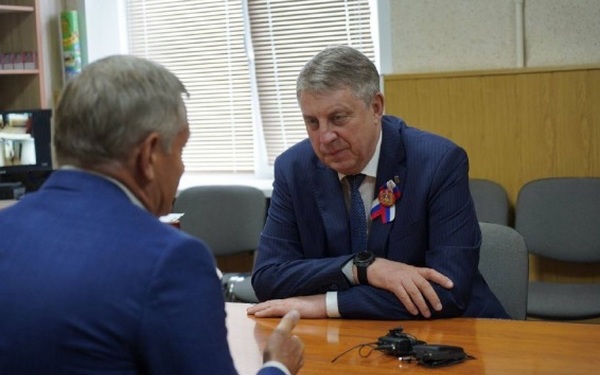 Губернатор Брянщины провел рабочую встречу с акционером ООО «НовоТехРейл»