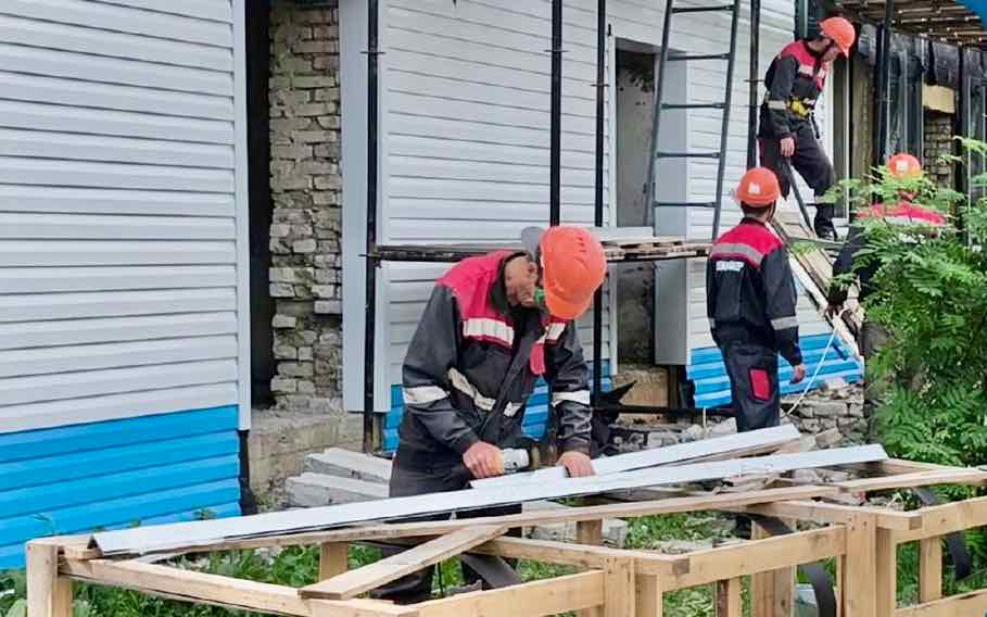 В Брянке продолжается капитальное обновление инфекционного отделения при участии специалистов из Брянской области