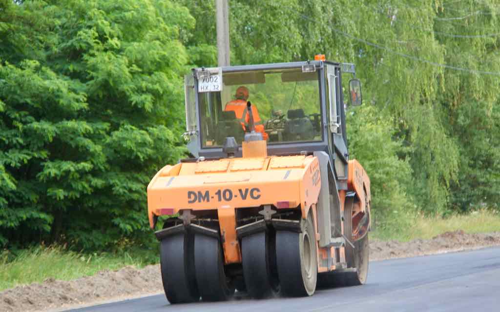 В Брянске ремонтируют дороги к больницам и поликлиникам