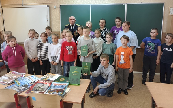 Для школьников Брянска библиотекари провели час мужества «Герои Брянских лесов»