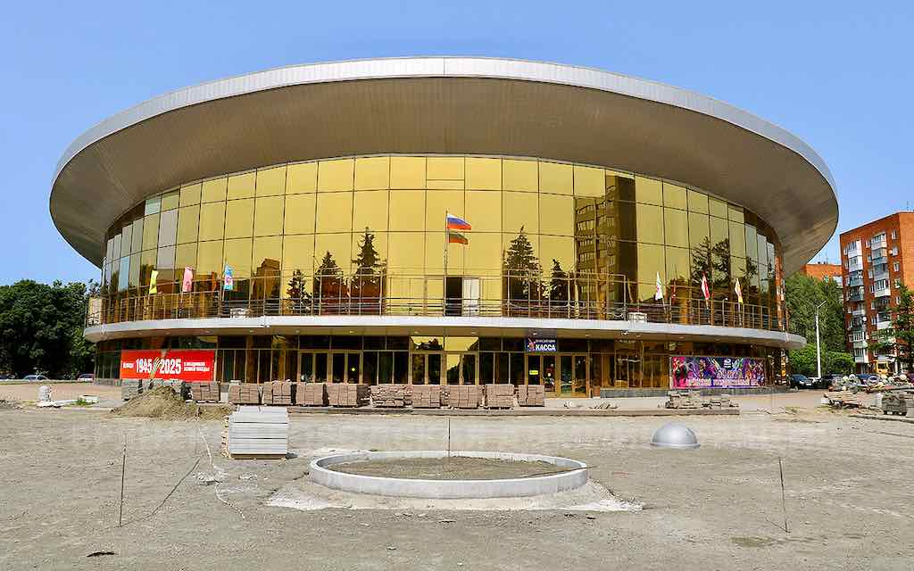 На Октябрьской площади у Брянского цирка уложено 250 квадратных метров плиточного покрытия