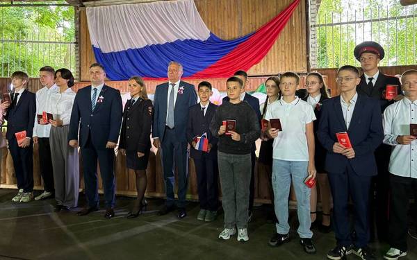 15 стародубских подростков получили паспорта в День России