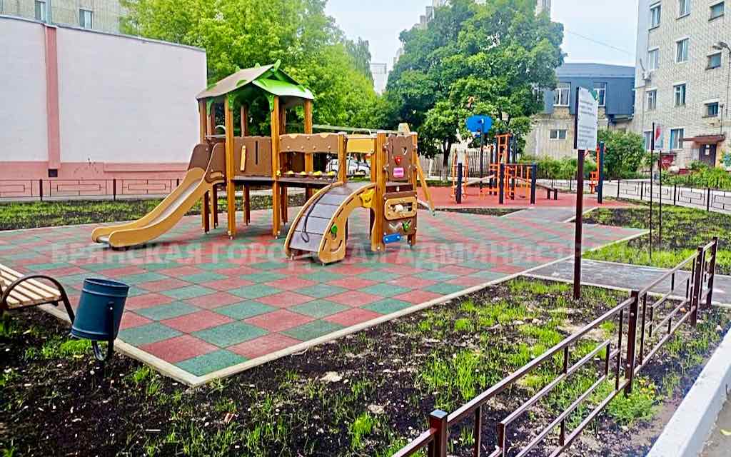 В Брянске подрядчик устраняет недочёты после ремонта двора на Королёва