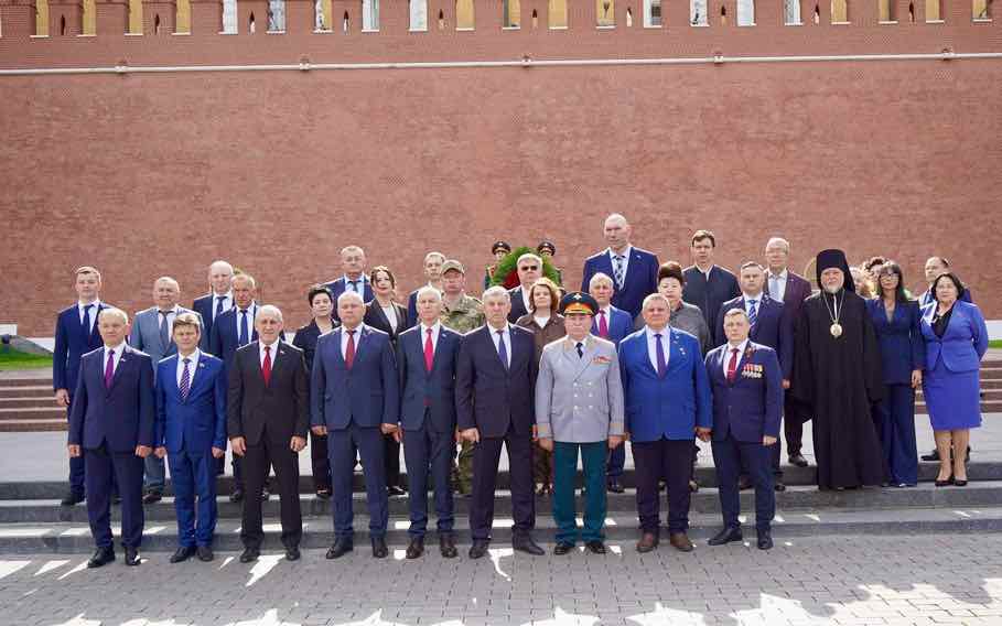 Представители Брянской области почтили память у Могилы Неизвестного солдата