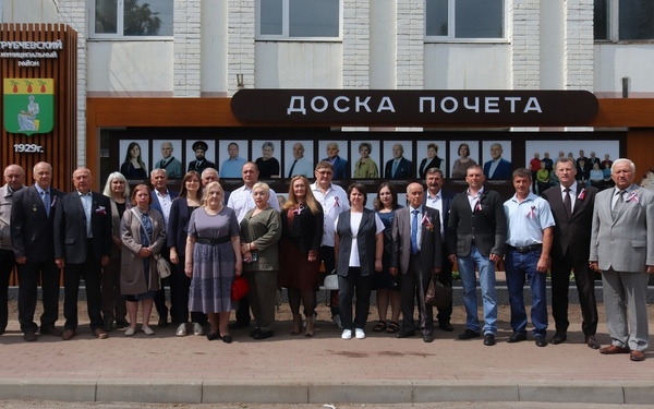 В Трубчевске в День России открыли Доску Почёта