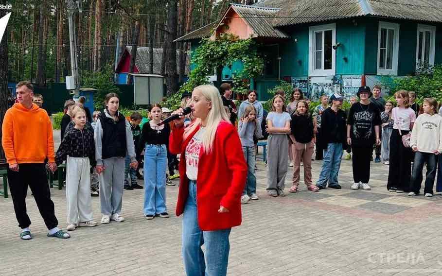 Брянская исполнительница ИванкА спела на «Классных встречах» для ребят из лагеря «Лесной»