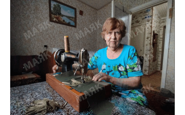 Жительница Новозыбковского городского округа шьёт маскхалаты для военных