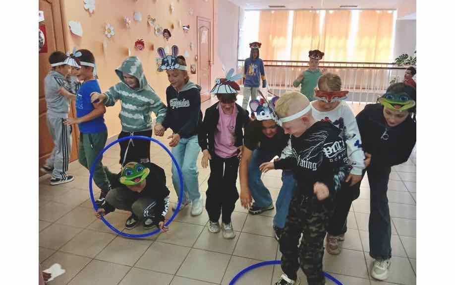 В Клинцах для школьников организовали феерию «Мы любим чтение и узнаём персонажей»