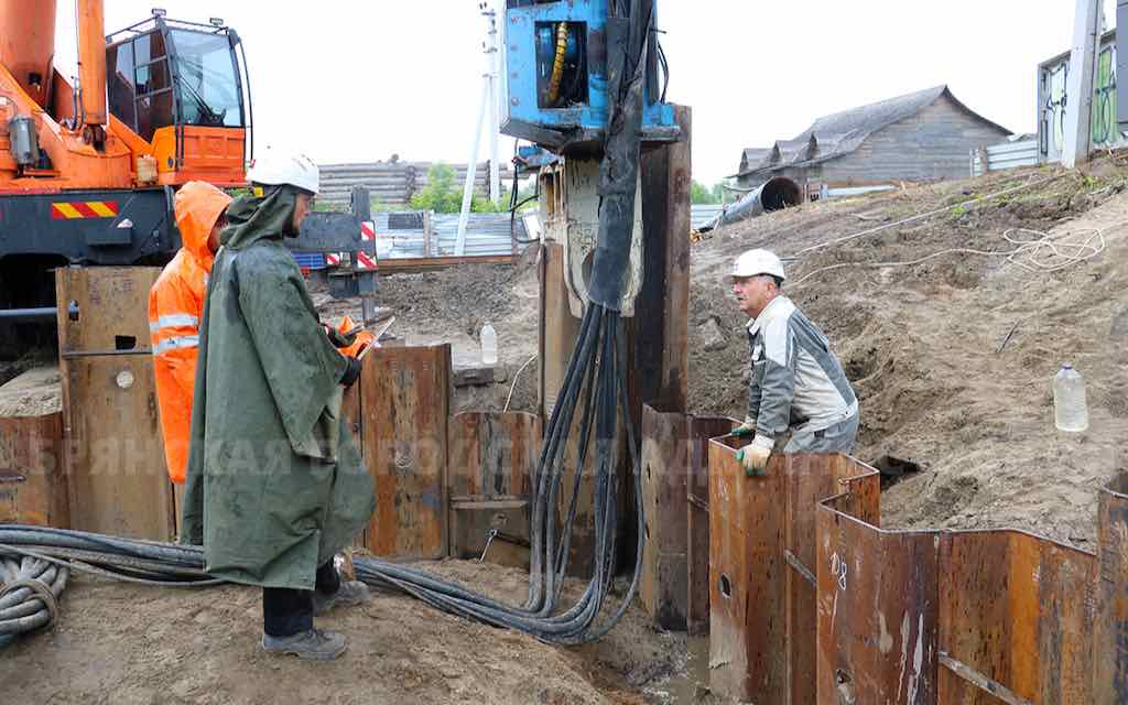 На улице Калинина в Брянске продолжается возведение КНС
