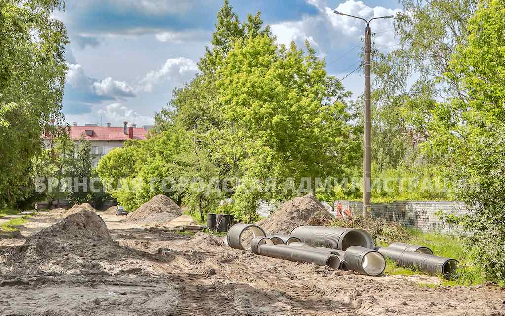 На Комсомольской улице в Бежицком районе Брянска начались работы по установке системы ливневой канализации