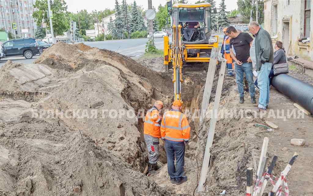 В Фокинском районе Брянска ведутся работы по созданию системы отвода дождевых вод