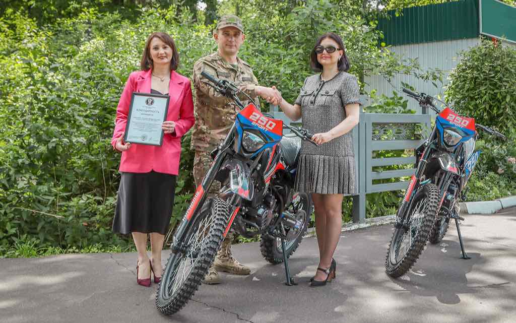 Предприниматели передали бойцам «БАРС-Брянск» кроссовые мотоциклы