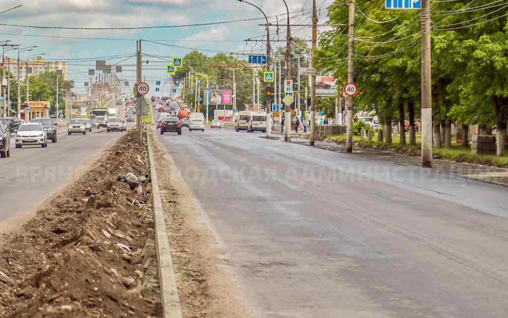 На разделительной полосе Московского проспекта в Брянске монтируют бордюрный камень