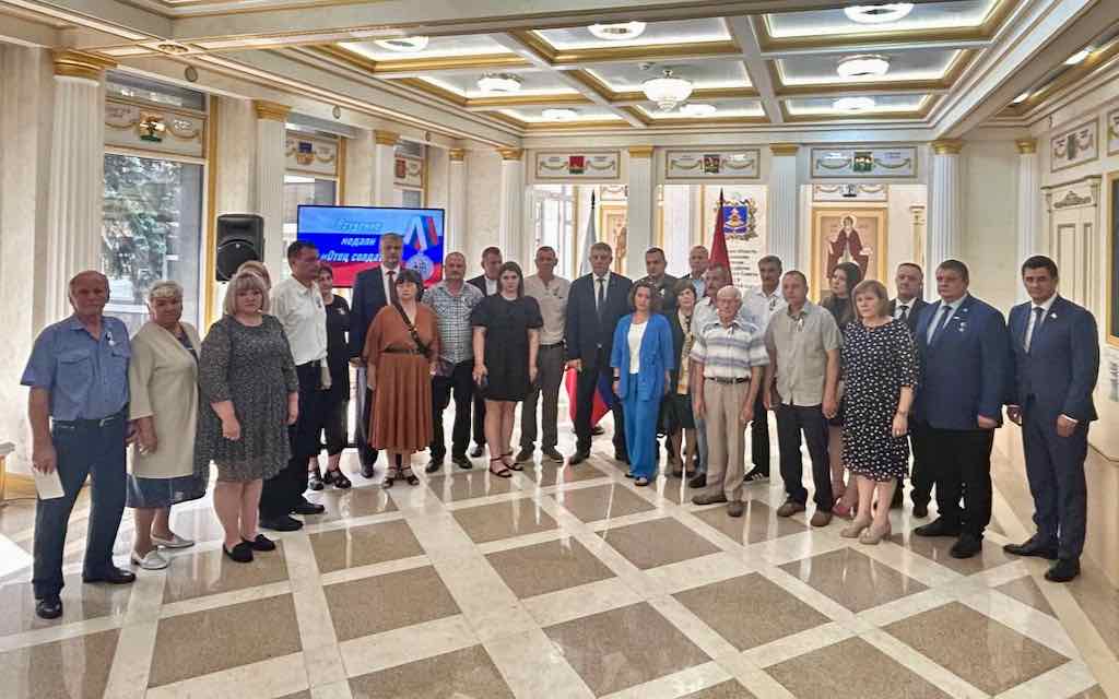 Александр Богомаз вручил награды общественного признания – медали «Отец солдата»