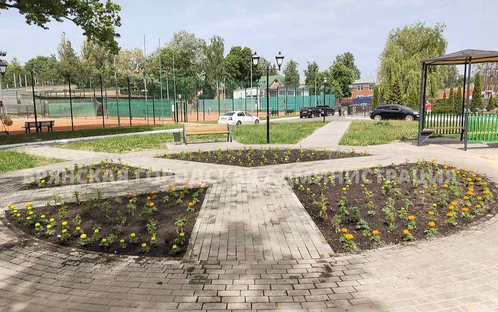 В Пушкинском парке Брянска провели уборку и высадили цветы