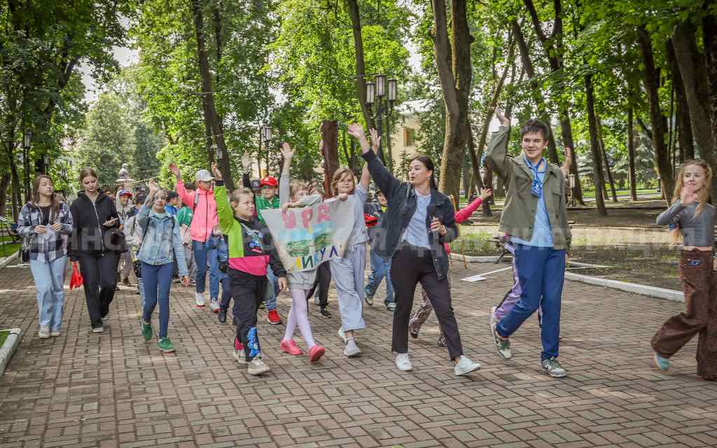 В брянском парке–музее имени А.К. Толстого яркое солнце и активная молодежь создавали особую летнюю атмосферу