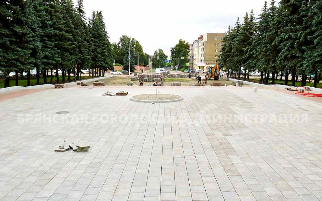 На площади Октябрьской революции в Брянске уложили 50% от общей площади облицовки гранитной плиткой