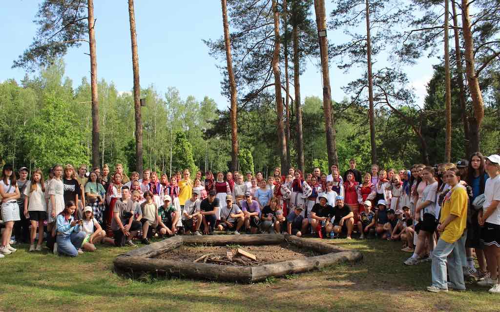 На Партизанской поляне под Брянском состоялся  поэтический вечер – костер «Они писали для жизни»