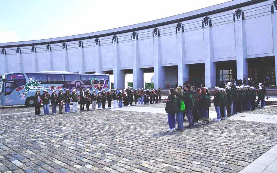 Брянская делегация отдала дань уважения защитникам Родины на Поклонной горе