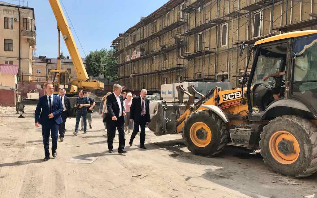 Губернатор Александр Богомаз проинспектировал ход ремонта здания филиала Первого меда