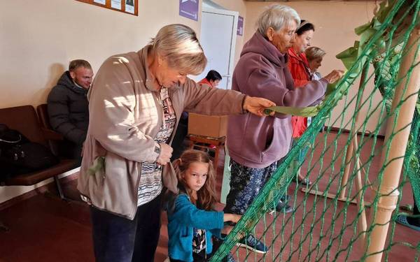 Жители Суземского района плетут маскировочные сети для наших военнослужащих