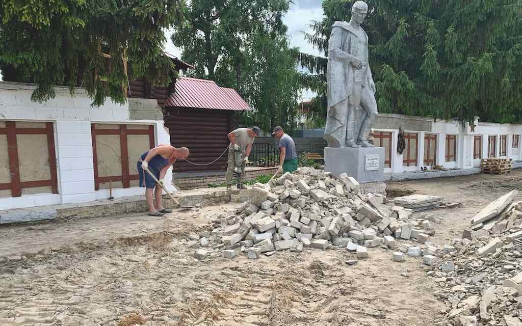 В Стародубе Брянской области ремонтируют мемориал «Стена памяти»