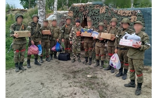 Брянский священник передал гуманитарный груз бойцам в приграничье