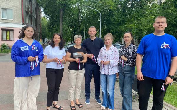 Брянские студенты участвуют в акции «Российский триколор»