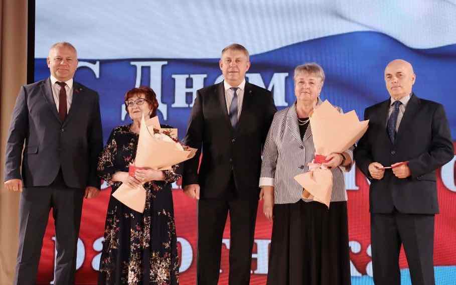 Признание труда сотрудников и руководства Социального приюта для детей Брянского района отмечено заслуженными наградами