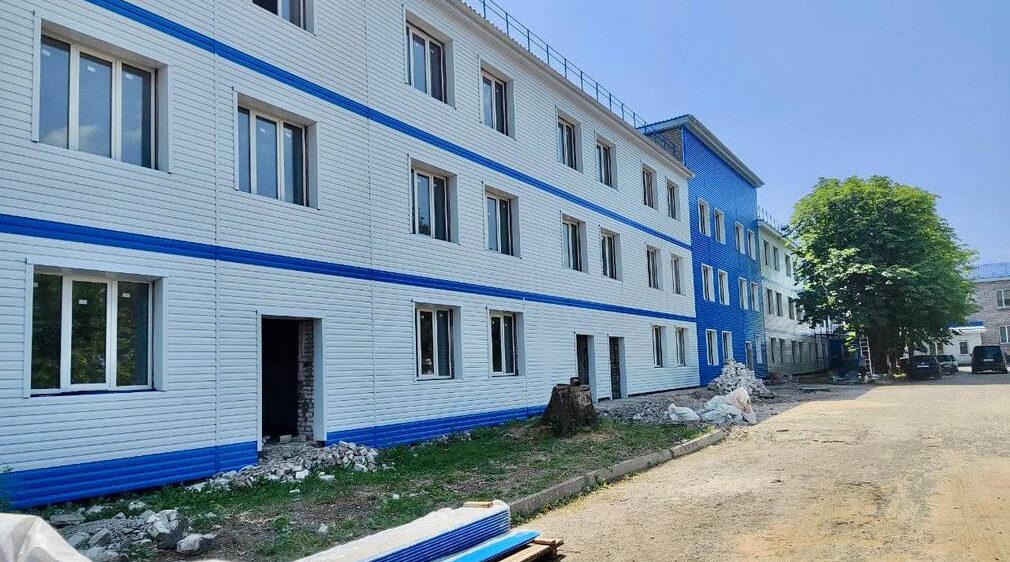 В Брянке брянские строители восстанавливают инфекционную больницу