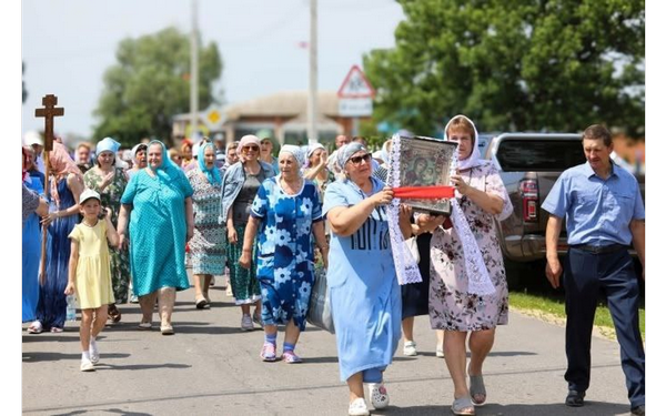 В селе Медвёдово Брянской области прошёл крестный ход в честь Тихвинской иконы Божией Матери